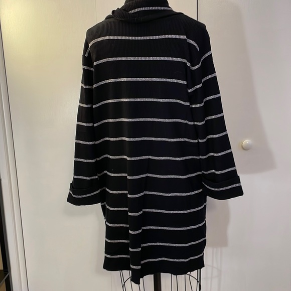 International Concepts black and silver striped tunic with front pockets - Picture 3 of 7